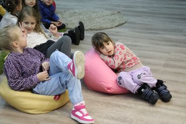 Wieluń: Biblioteka Miejska zaprosiła dzieci na spotkanie z fotografem Piotrem Pabisiakiem